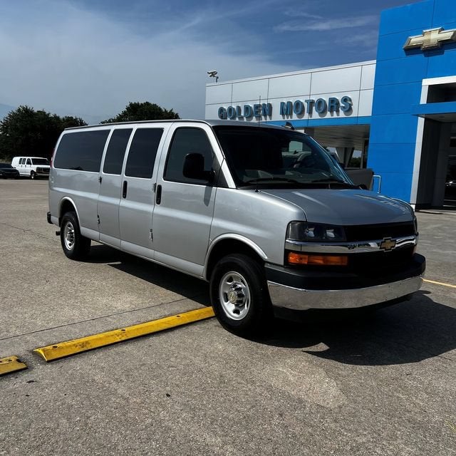 2024 Chevrolet Express Passenger 3500 1LT