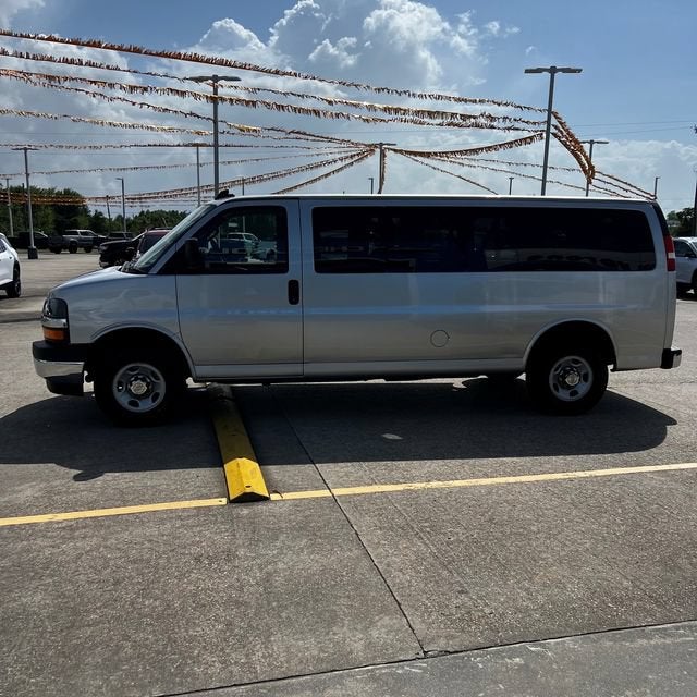 2024 Chevrolet Express Passenger 3500 1LT